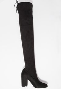 Botte noire cuissarde en matériau doux semblable à du daim. Elle présente un talon bloc et un détail à lacets en haut, assurant un ajustement parfait.