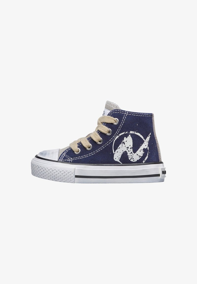 Marineblaue High-Top-Sneaker mit beigen Schnürsenkeln, weißer Gummisohle, schwarzem Seitenstreifen und weißem rundem Logo an der Außenseite.