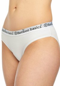 Białe majtki z tkaniny bambusowej o miękkiej fakturze i elastycznym pasku z czarnym napisem "Bamboo basics". Klasyczny krój majtek.