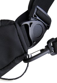 Cinghietto in nylon nero con superficie testurizzata, dotato di una fibbia in plastica nera e di un clip a moschettone in metallo, che connette saldamente gli elementi.