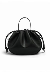 Fekete bőr húzózsinóros kézitáska, egyetlen fogóval és megkötött részletekkel, fehér háttér előtt.