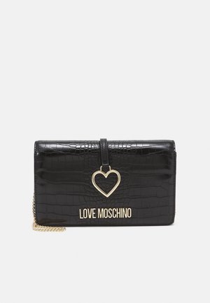 Czarna teksturowana kopertówka z złotym zapięciem w kształcie serca, łańcuszkowym paskiem oraz logo "LOVE MOSCHINO" z przodu.