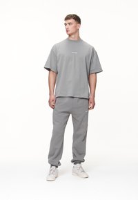 Pegador LOGO JOGGER - Træningsbukser - washed cool grey/white gum