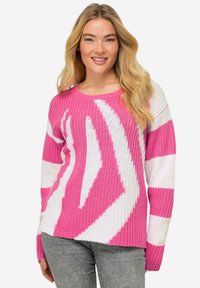 Stickad tröja med ett djärvt mönster av rosa och vitt virvlar, långa ärmar, rund halsringning och en avslappnad passform. Tillverkad av mjukt, andningsbart material.