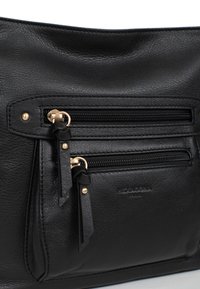 Borsa a tracolla nera in pelle con due tasche con zip, rifiniture in metallo dorato e una finitura texurizzata con logo sul davanti.