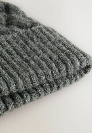 Hallitult hall villane müts, millel on soonikkoe struktuur ja pehme, karvane välimus. Mütsil on nähtav volditud serv ja ühtlane muster kogu ulatuses.