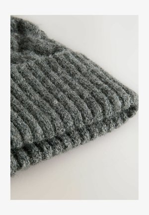 Hallitult hall villane müts, millel on soonikkoe struktuur ja pehme, karvane välimus. Mütsil on nähtav volditud serv ja ühtlane muster kogu ulatuses.