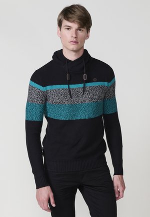 Suéter de punto en negro, con rayas horizontales en aguamarina y gris. Cuello alto con cordones y puños y dobladillo acanalados.