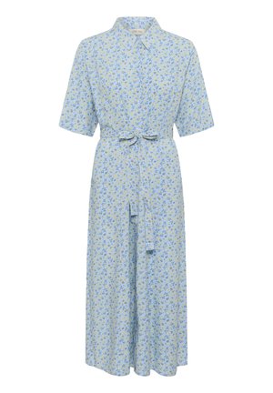 Lichtblauwe jurk met korte mouwen, een knoopsluiting aan de voorkant, een bloemenpatroon in blauw en geel, en een strikdetail rond de taille.