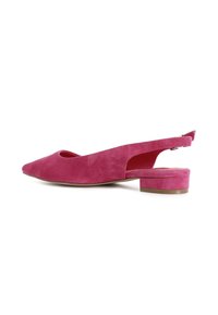 Scarpa slingback in suede rosa con punta affilata, tacco corto a blocco e design a taglio sui lati. Texture liscia, decorazioni minime.