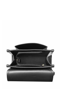 Czarna torebka otwarta szeroko, prezentująca wiele przegródek i kieszonkę na zamek, na jednolitym białym tle.