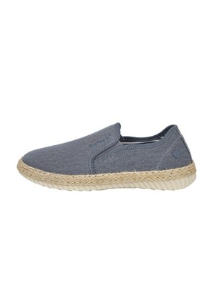 Zapato informal tipo mocasín en tela gris con entresuela trenzada estilo cuerda y suela exterior de goma blanca texturizada, vista lateral.