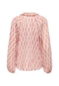 Blouse en tissu léger avec un fond pêche et un motif cachemire en rose et rouge. Elle comporte un col à volants et des manches longues.