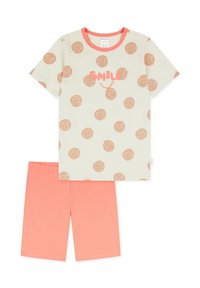 Ljusbeige pyjamas-set med en kortärmad topp som har bruna cirkulära mönster och ordet "SMILE" i rosa, tillsammans med korallfärgade shorts.