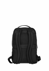 Czarny plecak z wyściełanymi szelkami, teksturowanym materiałem, gładkim zamkiem błyskawicznym oraz płaskim, prostokątnym kształtem do uporządkowanego przechowywania.