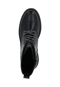 Bottine en cuir noir avec un bout arrondi, des lacets texturés et une fermeture éclair sur le côté pour un accès facile. L'intérieur est doublé en tissu.