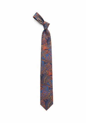 Silk slips med et paisley-mønster i blå, orange og guld nuancer. Slipsen har en spids ende og er knyttet ved toppen.