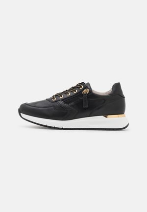 Trainers - black