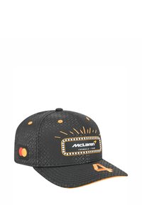 Czarna czapka bejsbolowa z geometrycznym wzorem, pomarańczowymi akcentami, naszywką z logo z przodu oraz daszkiem. Posiada okrągłą koronę i regulowany pasek.