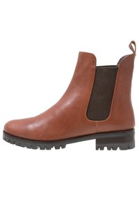 Hnědá kožená kotníková bota s elastickými bočními panely, mírně robustní gumovou podrážkou a smyčkou na zadní straně pro snadné obouvání.