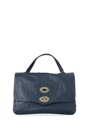 Sac à main en cuir bleu foncé avec texture embossée, rabat incurvé, double fermeture à tourniquet argentée, et poignée unique sur le dessus.