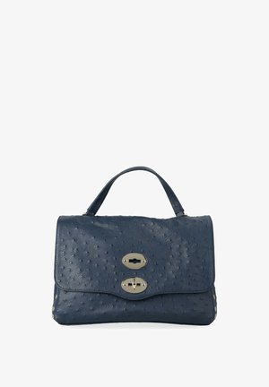 Borsa a mano in pelle blu scuro con texture goffrata, patta curva, doppia chiusura a torsione in metallo color argento e manico singolo superiore.