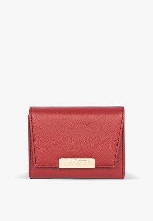 Rode leren portemonnee met een textuurafwerking, vouwontwerp en een gouden hardwareaccent aan de voorkant. Compacte en gestructureerde vorm.