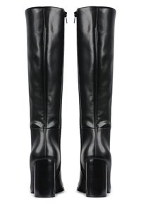 Bottes noires en cuir à talons, arrivant jusqu'aux genoux, avec une texture lisse, des fermetures éclair en haut et un talon carré épais.