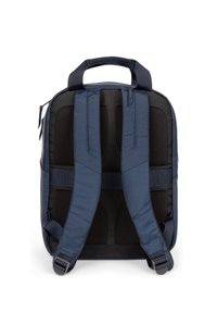 Dunkelblauer Stoff-Rucksack mit gepolsterten Trägern, einem oberen Griff und schwarzen Akzenten. Glatte Textur mit minimalem Zubehör und rechteckiger Form.