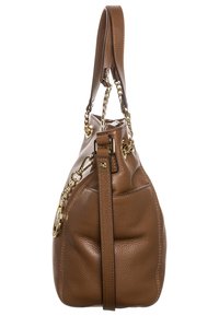 Brązowa skórzana torebka o fakturowanym wykończeniu, z krótkim paskiem na ramię i akcentem w postaci łańcuszka. Charakteryzuje się zaokrąglonym kształtem i boczną kieszonką.