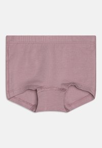 Helle rosa Baumwoll-Slipunterwäsche mit glatter Textur, elastischem Bund und genähten Kanten, die ein einfaches, funktionales Design zeigt.