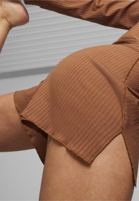 Puma PREMIUM STUDIO - Pantalón corto de deporte - teak