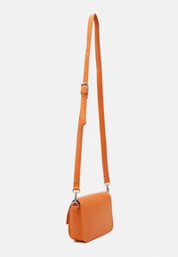 Bolso crossbody naranja hecho de cuero suave con forma rectangular, correa ajustable y detalles en metal plateado.
