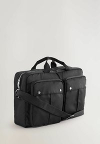 Borsa in nylon nera con due tasche frontali, hardware in argento, manici superiori e una tracolla regolabile. Superficie texture con design imbottito.