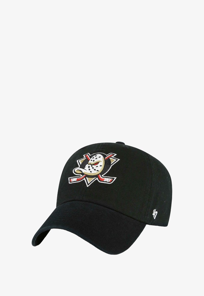 Schwarze Baseballkappe mit einem Vintage-Logo der Anaheim Ducks, das eine Eishockeymaske und gekreuzte Schläger auf der Vorderseite zeigt.