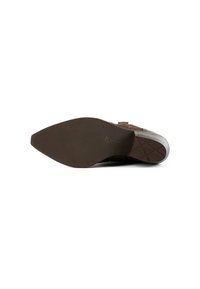 Suola di scarpa in suede marrone con punta affusolata e battistrada in gomma testurizzata e decorata. Il tacco è rialzato con una finitura liscia.