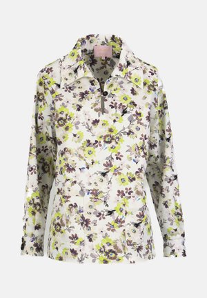Hvid bluse med lange ærmer og blomsterprint i grønt, brunt og lilla, knappet krave og to forlommer.