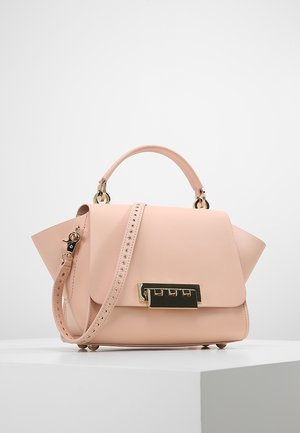 Lichtroze leren handtas met handvat bovenaan, afneembare verstelbare riem met metalen studs en goudkleurige rechthoekige sluiting op de voorflap.