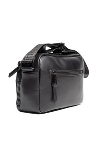 Borsa a tracolla nera in pelle con forma rettangolare, tasca frontale con cerniera, tracolla regolabile e texture liscia.