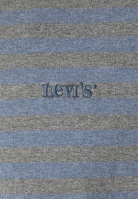Blå og grå stribet T-shirt lavet af blødt bomuld, med et broderet Levi's-logo i mørkeblå på brystet.