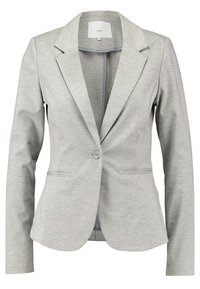Šedý blazer vyrobený z měkké, texturované látky, s klopovým límcem, zapínáním na jeden knoflík a dvěma předními kapsami. Ušitý na míru.
