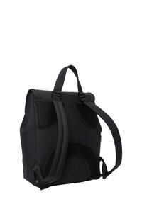 Zaino nero realizzato in materiale resistente, dotato di spallacci imbottiti, dettagli in rete, un design elegante e chiusure regolabili.