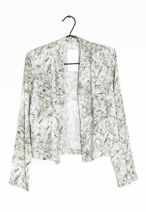 Blazer léger à devant ouvert avec manches longues et un motif abstrait de feuilles dans des tons verts et bruns atténués sur fond blanc.