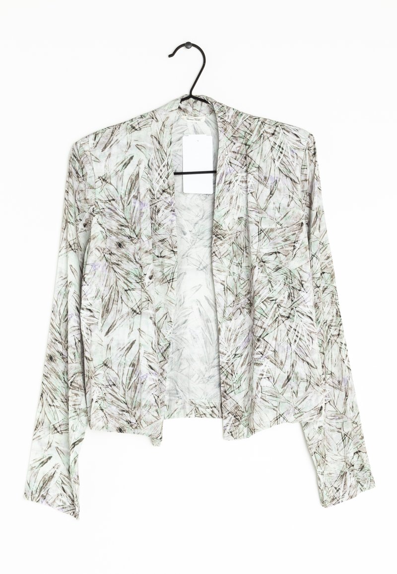 Blazer léger à devant ouvert avec manches longues et un motif abstrait de feuilles dans des tons verts et bruns atténués sur fond blanc.