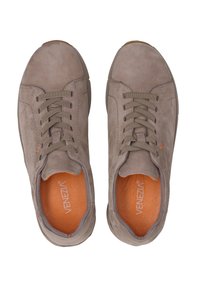 Hellgraue Wildledersneakers mit runden Zehen, flachen Schnürsenkeln und orangen Innensohlen. Sie verfügen über ein minimalistisches Design und Gummi-Außensohlen für besseren Halt.