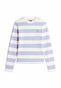 Camiseta de algodón de manga larga con rayas alternas en azul claro y blanco, cuello redondo y pequeño logo en el pecho. Textura suave.