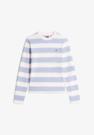 Camiseta de algodón de manga larga con rayas alternas en azul claro y blanco, cuello redondo y pequeño logo en el pecho. Textura suave.