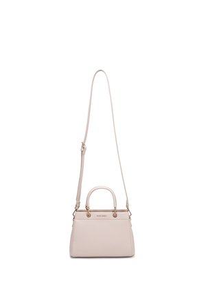 Petit sac à main beige avec des poignées courtes et une longue bandoulière réglable, présentant des garnitures dorées discrètes.