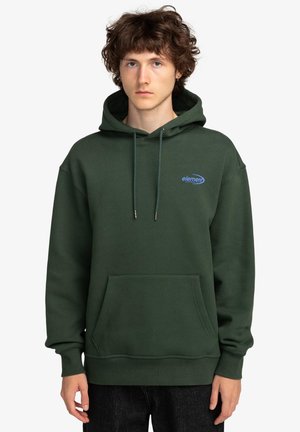 Felpa con cappuccio verde scuro realizzata in tessuto morbido, con tasca frontale e logo blu sul lato sinistro del petto. Maniche lunghe con polsini a costine.