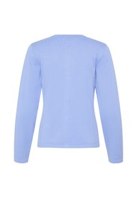 Svetlomodra dolgo rokavna pletena majica z okrolim ovratnikom in ravnim robom, prikazana od zadaj na belem ozadju.
